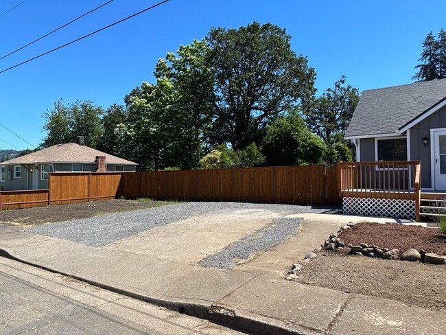 Building Photo - 3-bedroom 2 bath House