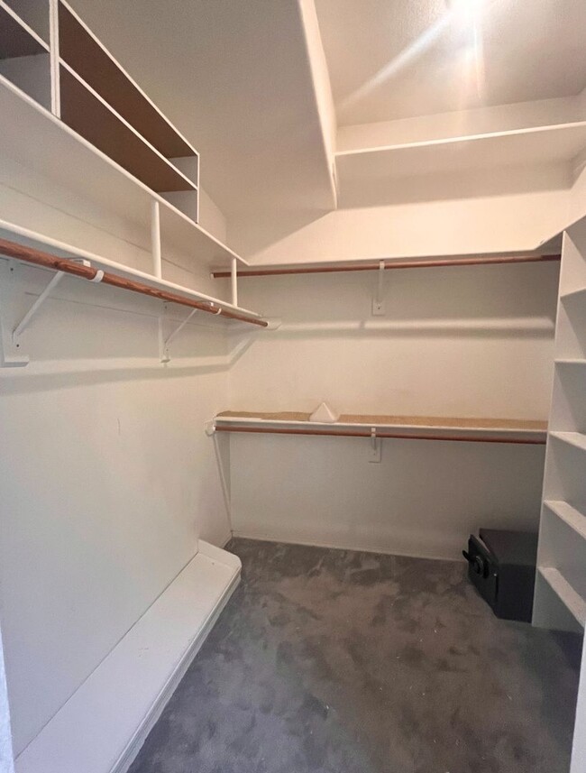 Building Photo - Unfurnished Long Term Pool Home