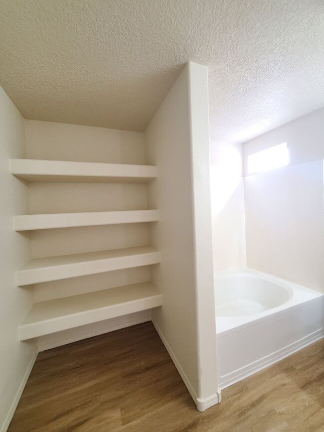 Building Photo - 3 bed 2 bath 1800 sq ft in Huning Ranch!