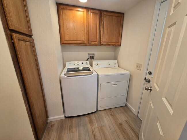 Building Photo - Charming 3-bedroom, 2-bathroom house locat...