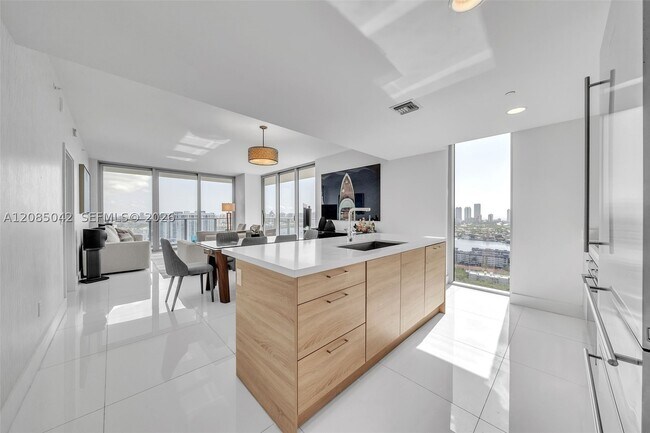 Building Photo - 16385 Biscayne Blvd