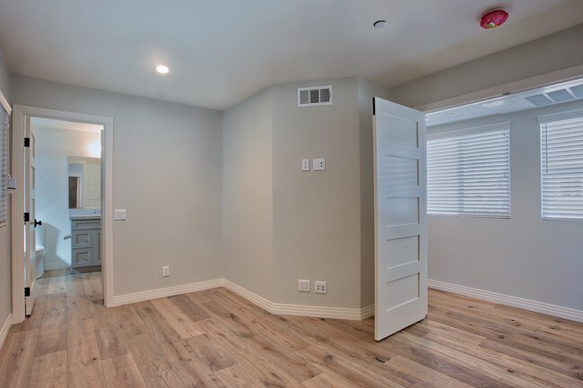 Building Photo - 309 34th St