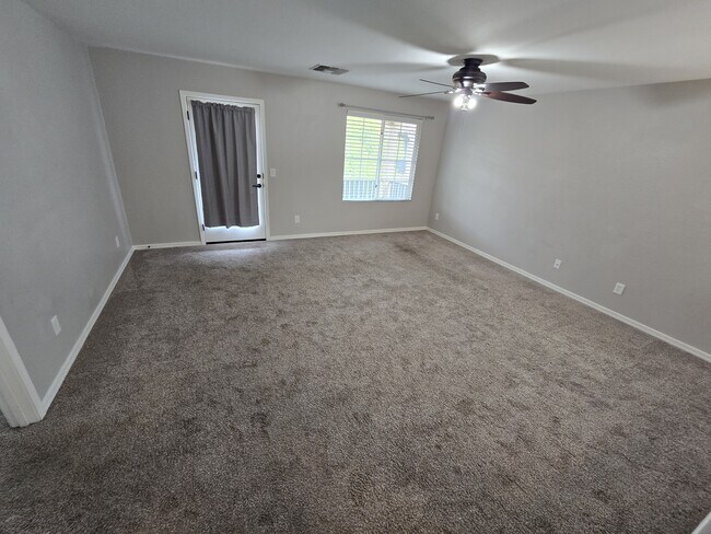 Building Photo - 950 S Wallrade Ln