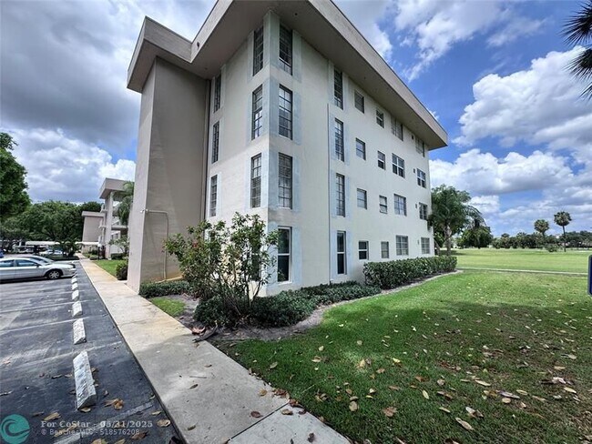 Building Photo - 2601 S Course Dr