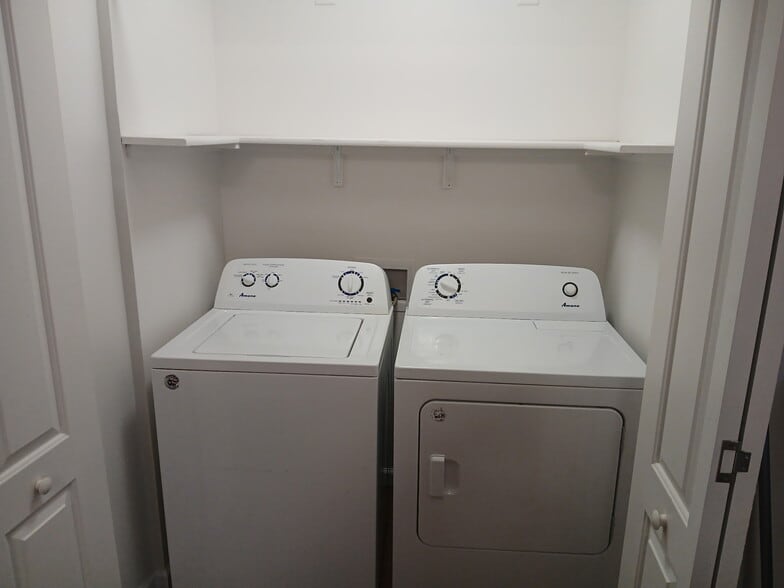 Building Photo - 916 Millis Ave