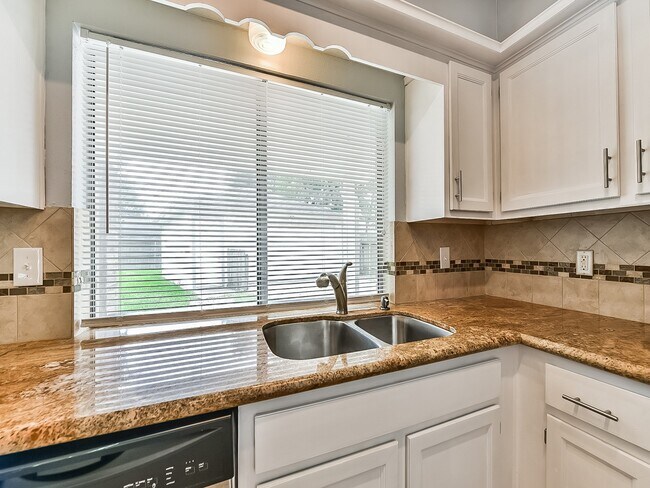 Building Photo - 21335 Park Mt Dr