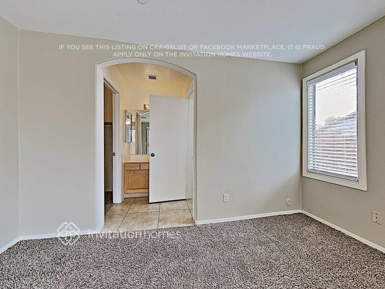 Building Photo - 12747 W Sharon Dr