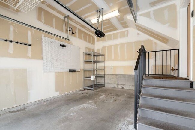 Building Photo - Stunning Modern Air-Conditioned in Coveted...