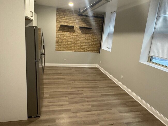 Building Photo - 1369 W Greenleaf Ave