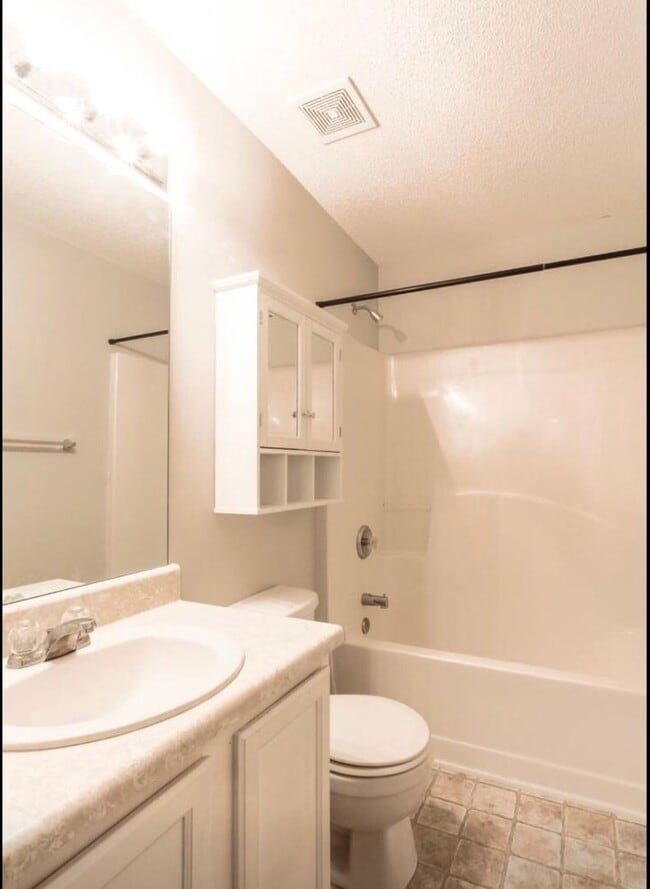 Building Photo - 3 Bedroom 2.5 Bath Crestview Townhome!
