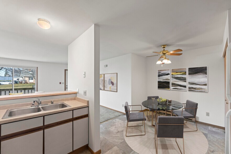 sample dinette furniture - 203 E Lake Park Pl