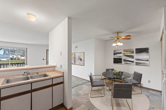 sample dinette furniture - 203 E Lake Park Pl