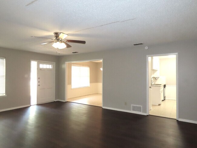 Building Photo - South Tyler! Beautiful 3 Bedroom, 2 Bathroom Duplex