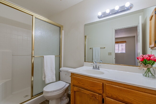 Building Photo - "Well Maintained 2-Bedroom, 2 Bathroom hom...