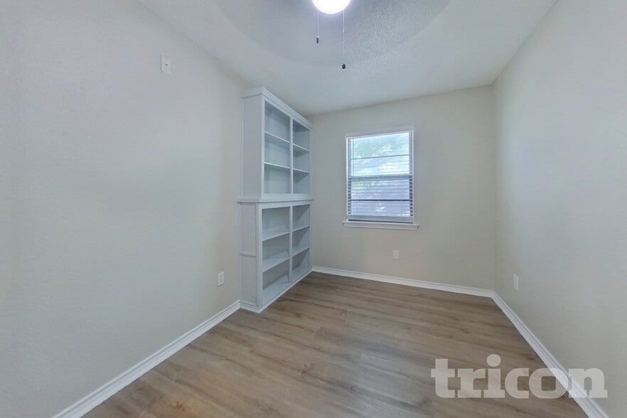 Building Photo - 509 Live Oak Dr