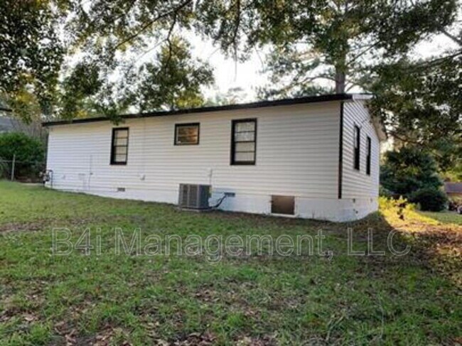 Building Photo - 10 Estes Dr