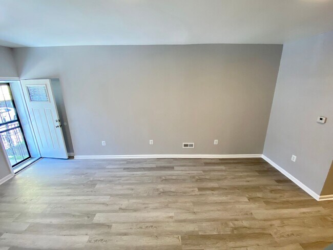 Building Photo - Beautifully Renovated 3-Bedroom Townhouse ...