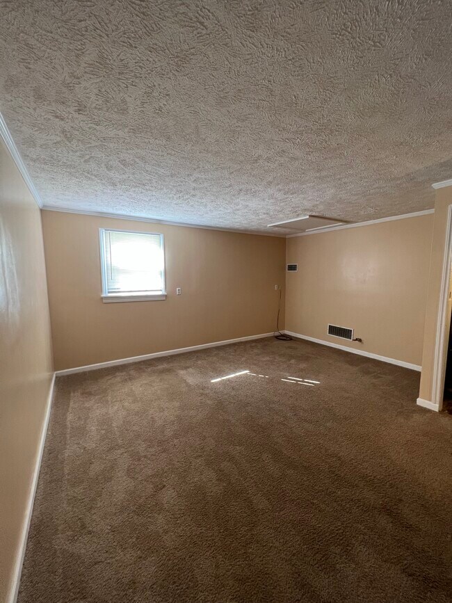 Building Photo - 32 Brentwood Dr