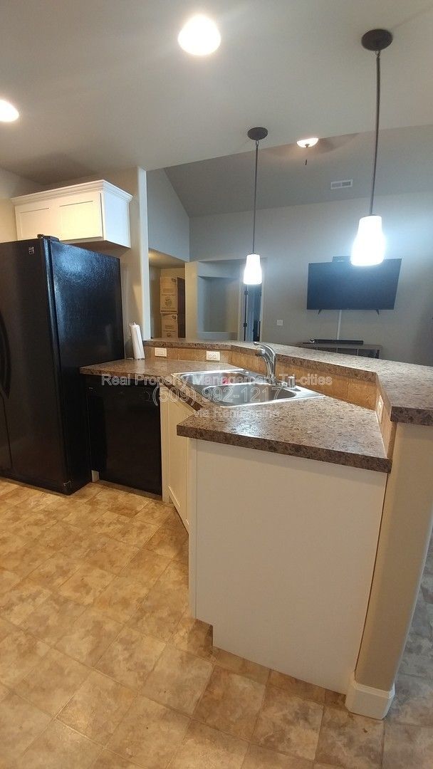 Building Photo - 605 Pradera Ct