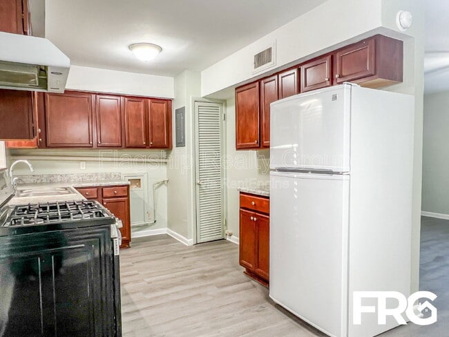 Building Photo - 111 W 15th St