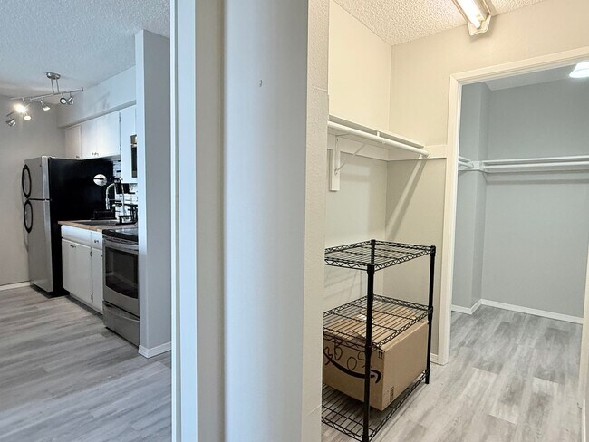 Building Photo - Partially Furnished Downtown Denver Studio...