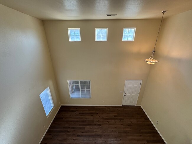 Building Photo - Beautiful home for rent in Visalia