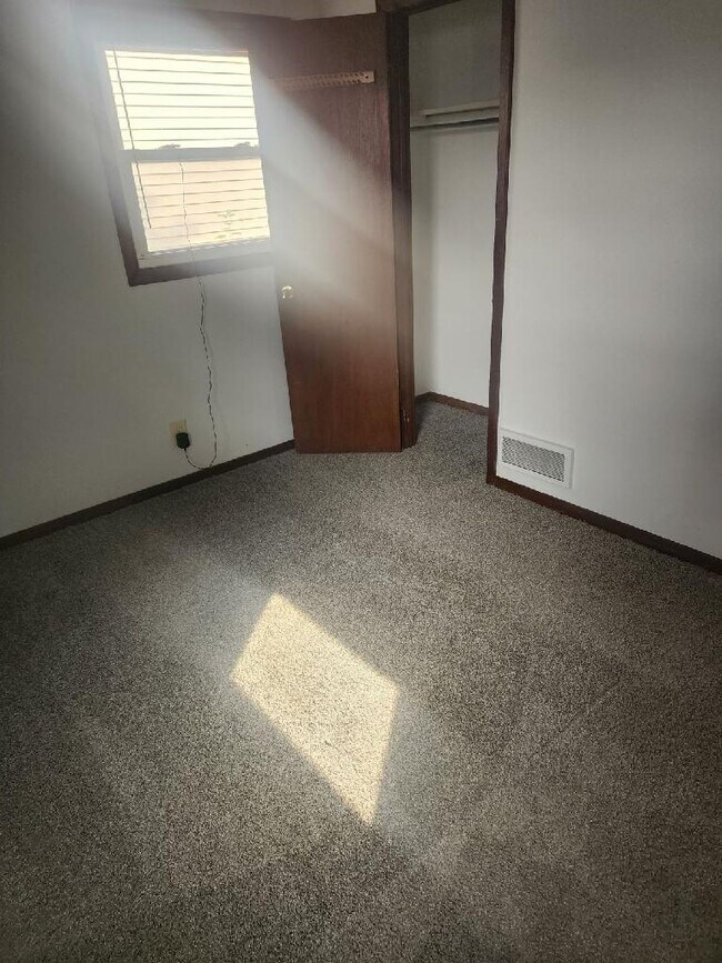 Building Photo - 1765 Valley Dr