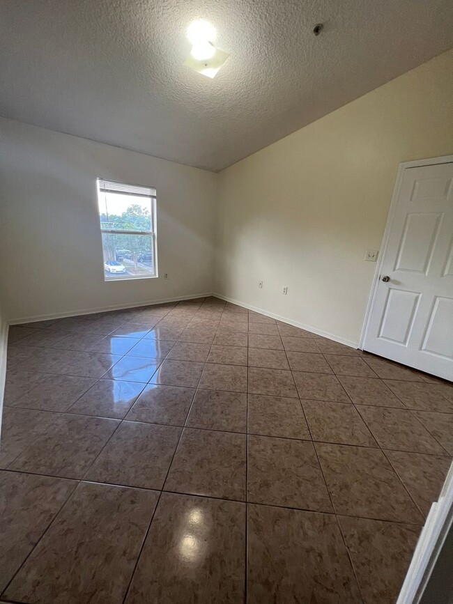 Building Photo - All tiled 3/2 2nd floor condo for rent in ...