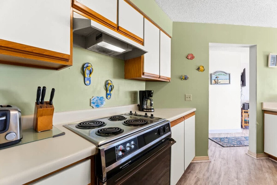 Building Photo - 8730 Thomas Dr