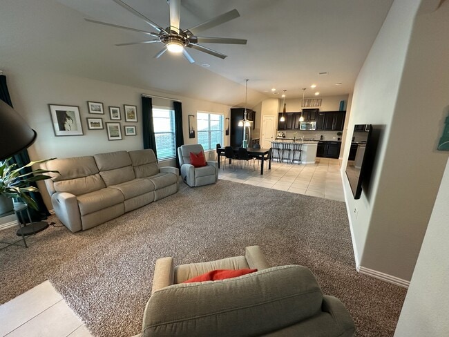 Building Photo - 909 Hartman Dr