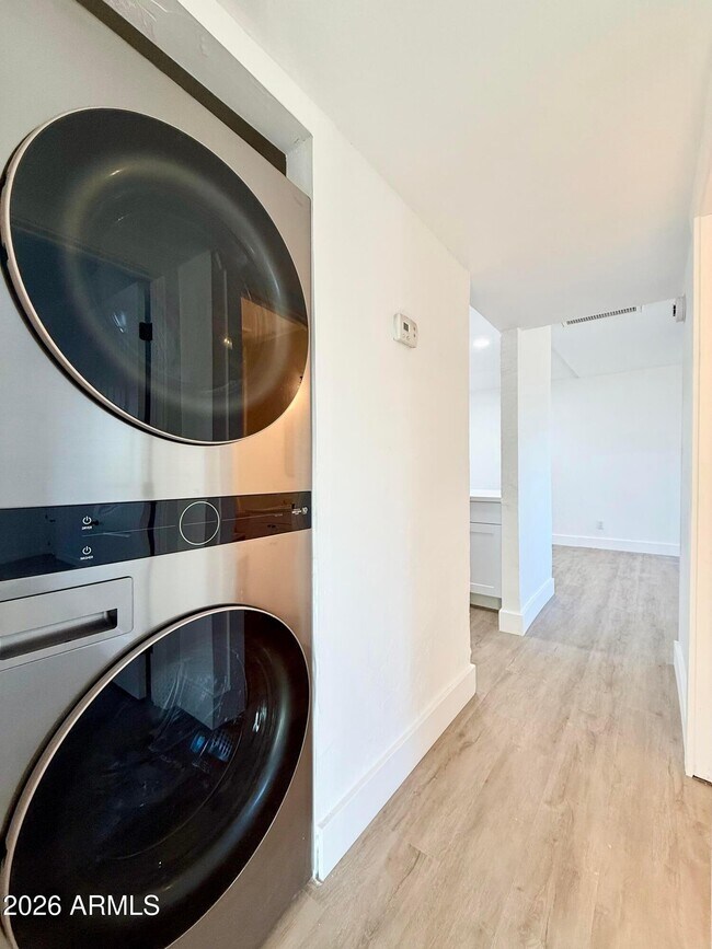 Building Photo - 2739 E Tamarisk Ave