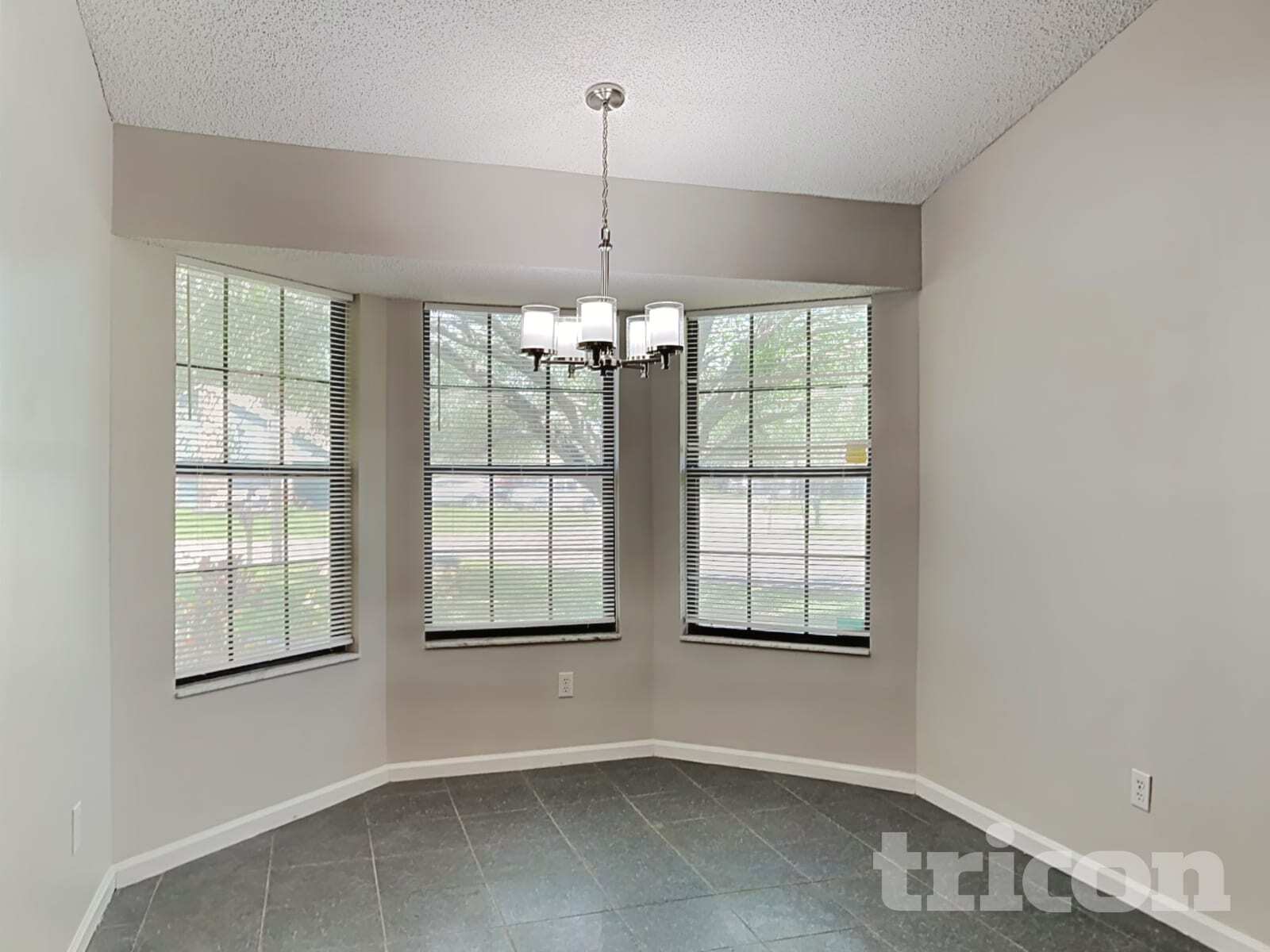 Building Photo - 1689 Ashwood Cir