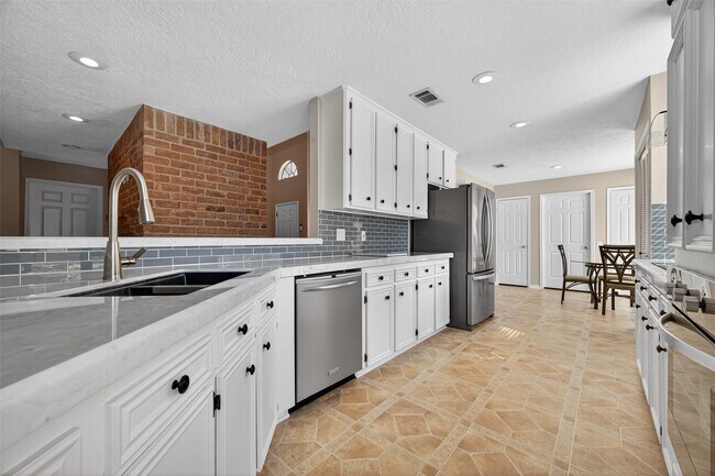 Building Photo - 6107 Howland Ct