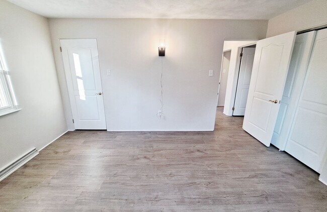 Building Photo - 3 Bed / 1-1/2 Bath Single Family Home w/ 2-Car Garage