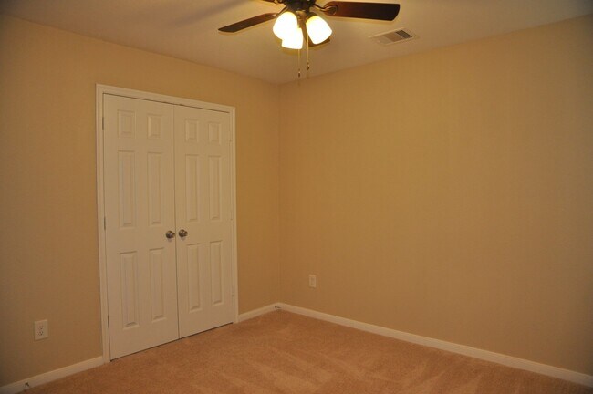 Building Photo - 16025 Summerville Lake Dr