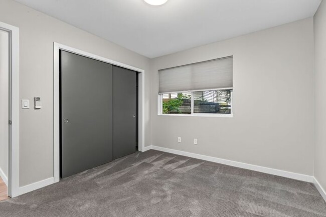 Building Photo - Stunning Standalone Townhome In Coveted Lincoln Park w/ AC (1st Month Free)