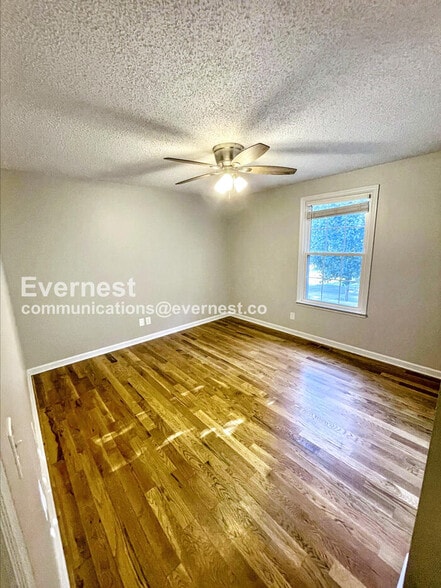 Building Photo - 206 E Hillcrest Dr