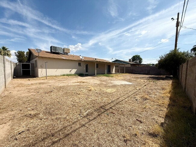Building Photo - Charming 3-Bedroom Oasis with 2 Full Baths...