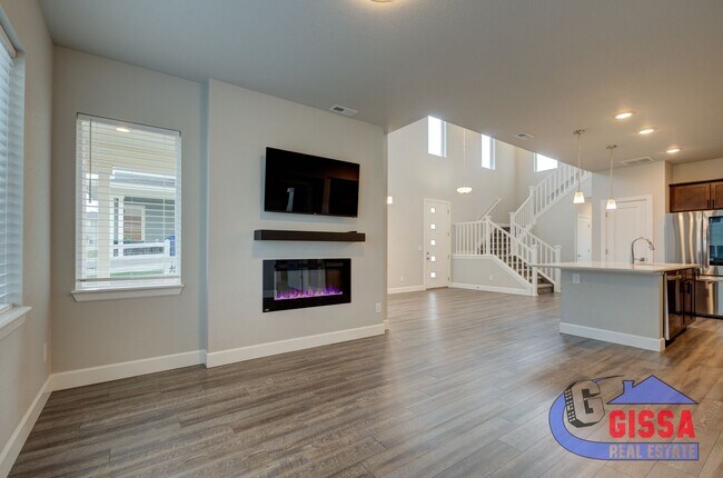 Building Photo - Beautiful, modern townhouse with primary b...