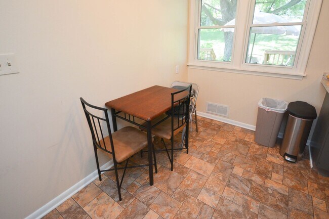 Building Photo - Beautifully updated home in desirable Coun...