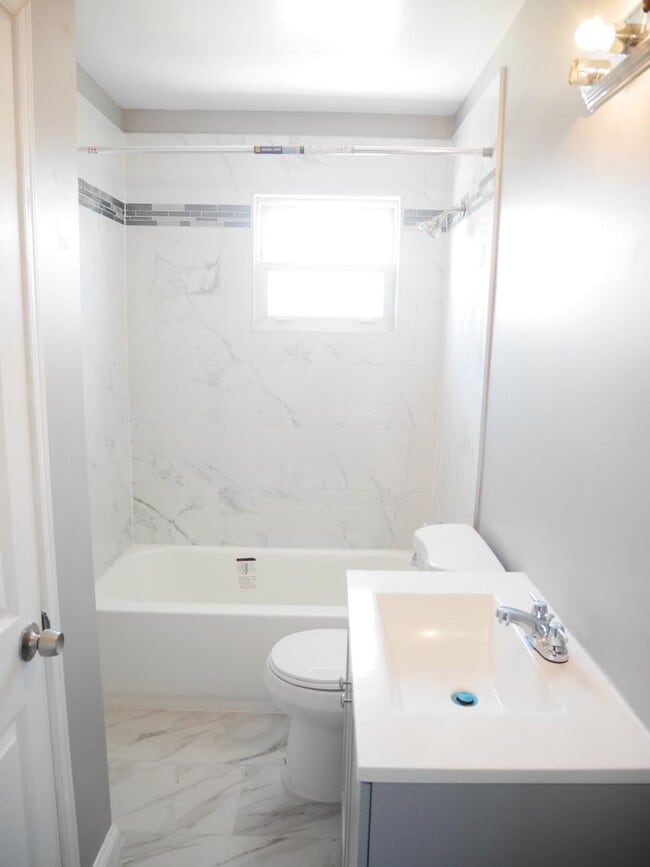 Building Photo - Spacious 4 Bedroom End Unit- Colgate