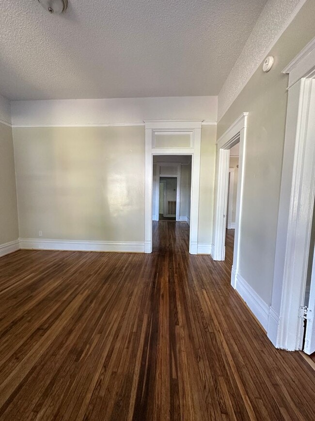 Building Photo - 5 bedroom 1.5 bath