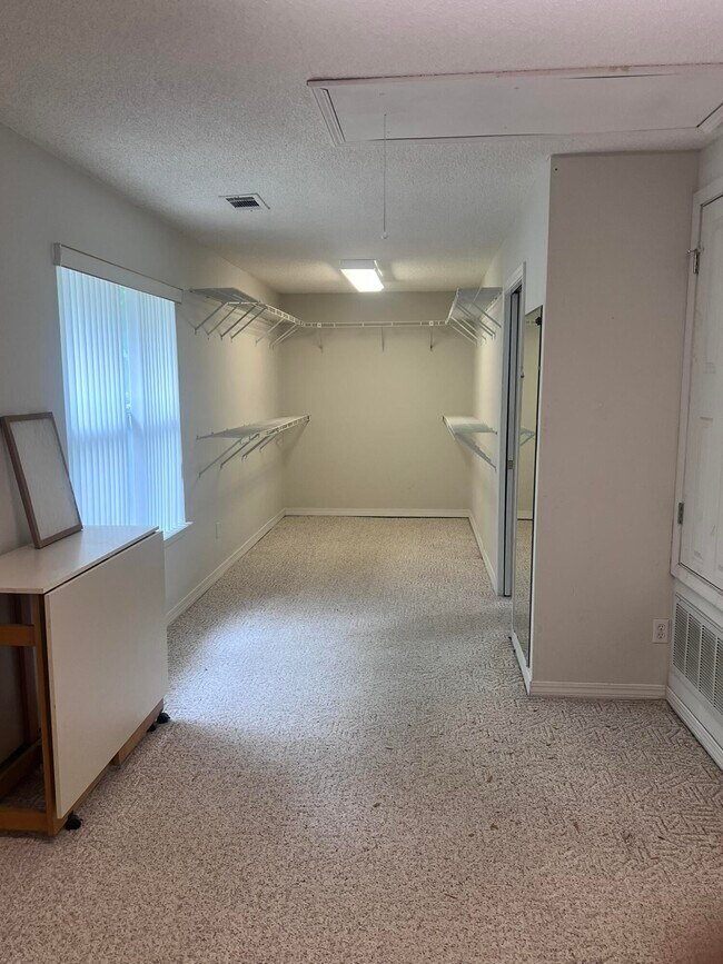 Building Photo - 395 Lake Holley Cir