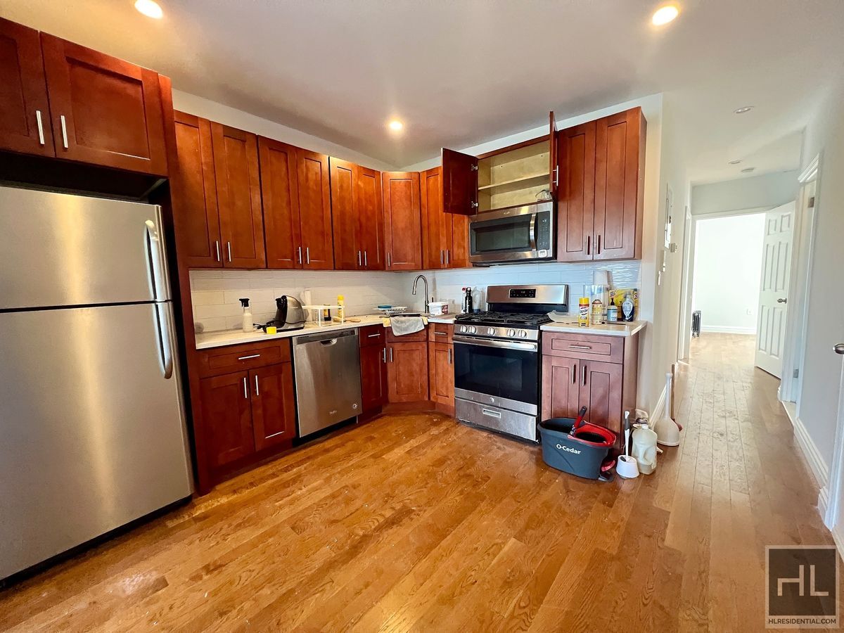 Building Photo - 3BR 2BA Top Floor Bedstuy Townhouse Origin...