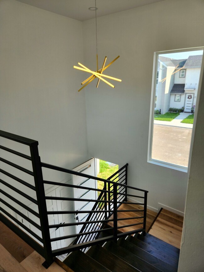 Building Photo - 706 W Seminole Ave