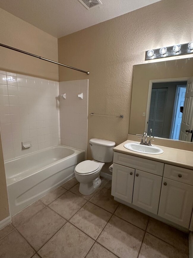 Building Photo - 3 BEDROOM 2 BATH 2 CAR GARAGE CONDO