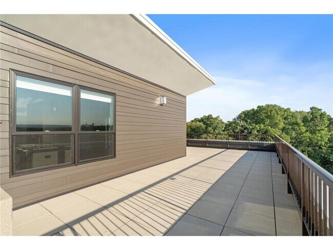 Building Photo - 470 Lexington Parkway S
