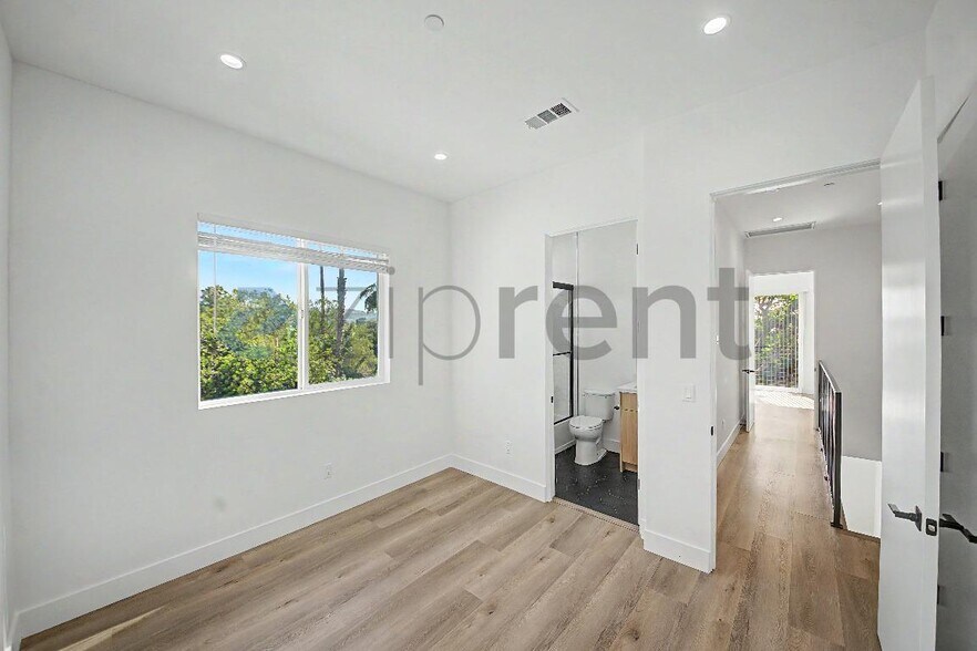 Building Photo - Unit