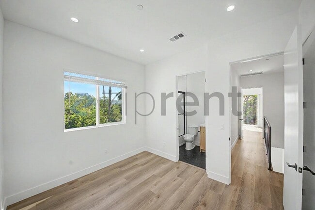 Building Photo - Unit