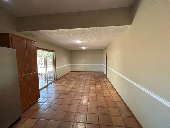 Building Photo - 3 Bedroom 2 Bath 8th and Dobson Mesa